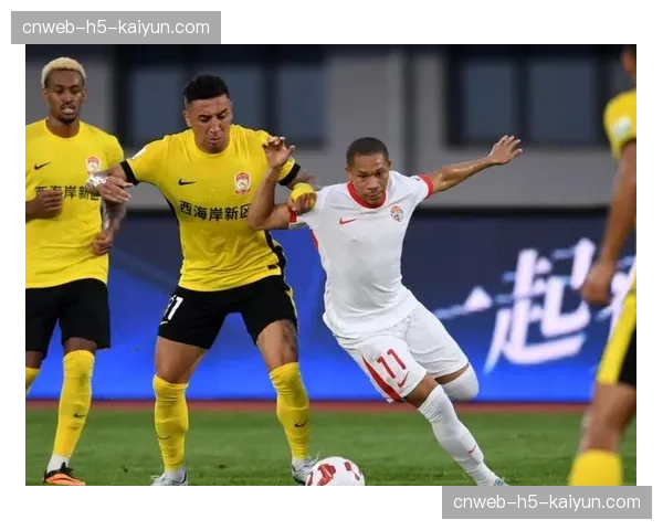 特写：终场哨响，恩波利老将瘫坐草地，球队保级路上关键一分